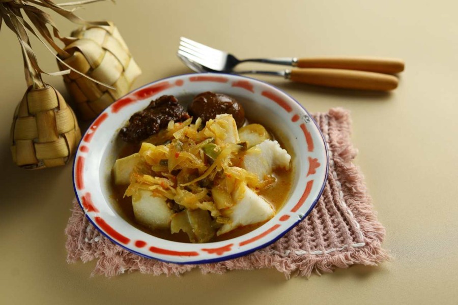 Sarapan Hangat di Malang dengan Ketupat Sayur Lezat