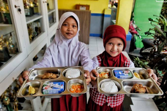 Bansos Rp250 Triliun Tak Tepat Sasaran Menjadi Sorotan: Dana Cukup untuk Biayai Program Makan Bergizi Gratis Prabowo Subianto