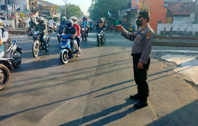 Patroli Polsek Asemrowo Tingkatkan Keamanan dan Kelancaran Lalu Lintas di Perlintasan Kereta Api Tambak Mayor