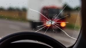 Penyebab Kaca Mobil Pecah, Cara Mengganti, dan Harganya