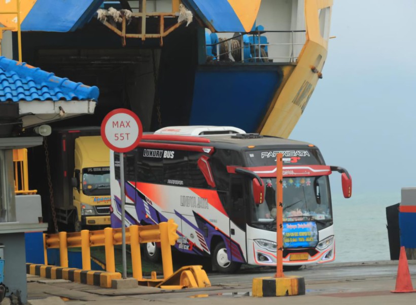 ASDP memantau arus penumpang dan kendaraan dengan mendirikan posko mini di pelabuhan utama ASDP memantau arus penumpang dan kendaraan dengan mendirikan posko mini di pelabuhan utama