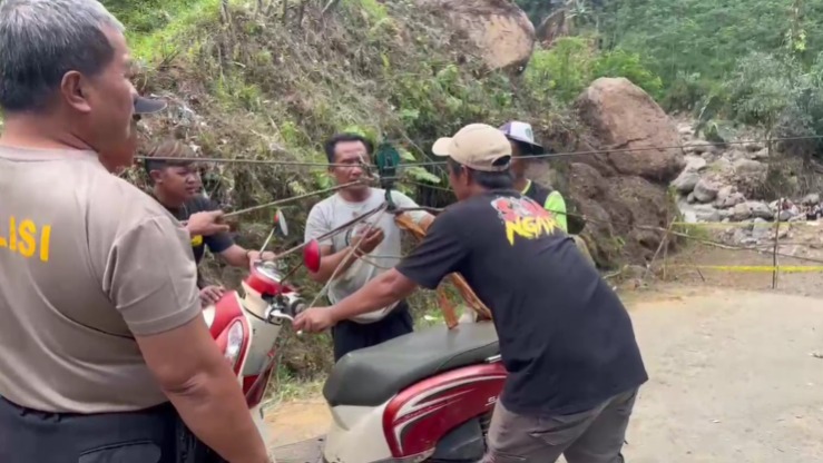 Viral di Media Sosial, Tarif Penyeberangan di Jembatan Darurat Tembelan Menuai Kontroversi, Kapolsek Ambil Tindakan