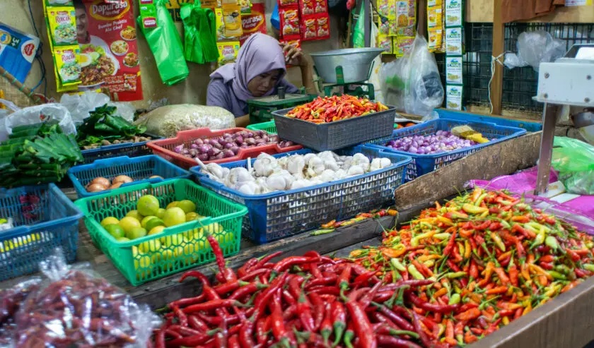 Pantauan Terbaru Harga Sembako Surabaya, Strategi Belanja Hemat Warga Kota