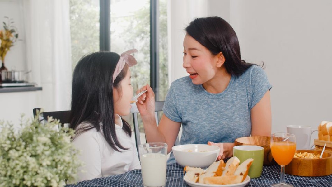 Anak Tak Fokus Saat Makan Ini Solusi Dokter Anak