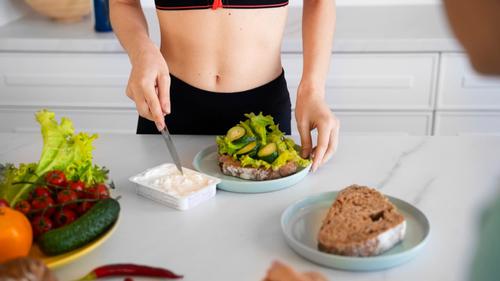 Konsistensi Pola Makan Sederhana Terbukti Membantu Menurunkan Berat Badan Lebih Cepat