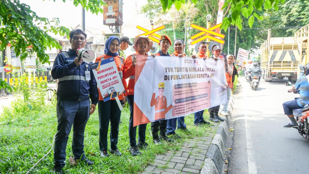 Keselamatan Tak Bisa Ditawar, KAI Properti Optimalkan Edukasi di Perlintasan JPL 05 Surabaya Gubeng