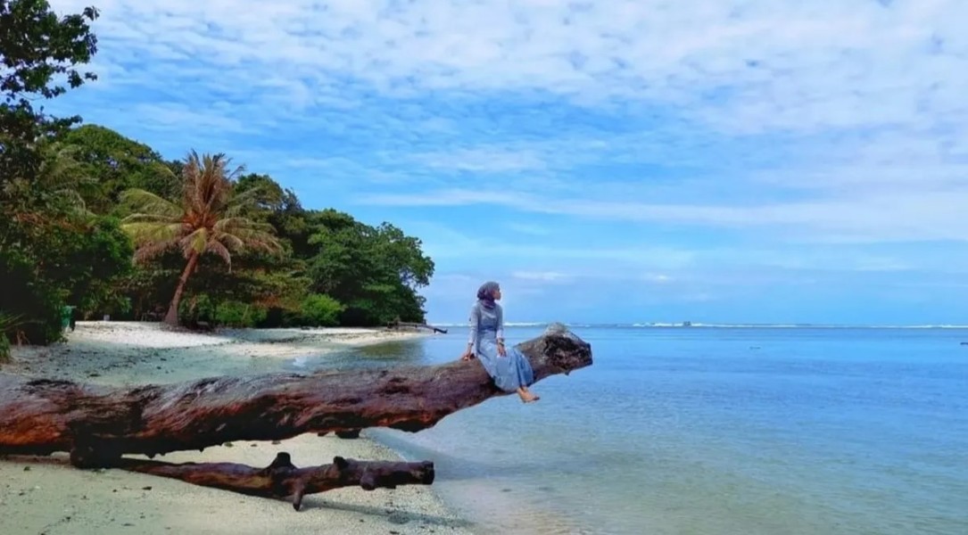Deretan Pantai Pasir Putih Paling Indah di Garut Selatan yang Wajib Masuk Daftar Liburan