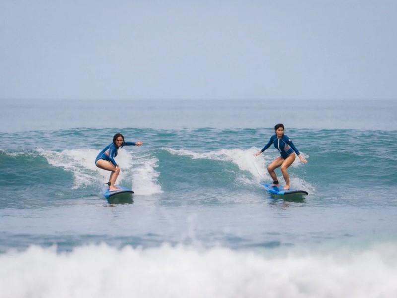 Surfing Jadi Jalan Perempuan Temukan Keberanian di Laut