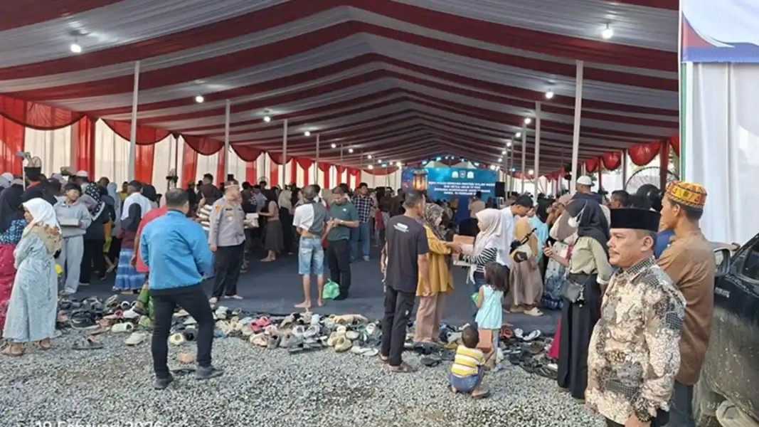 Momen Hangat Mendagri Buka Puasa Bersama Pengungsi di Huntara Aceh Tamiang