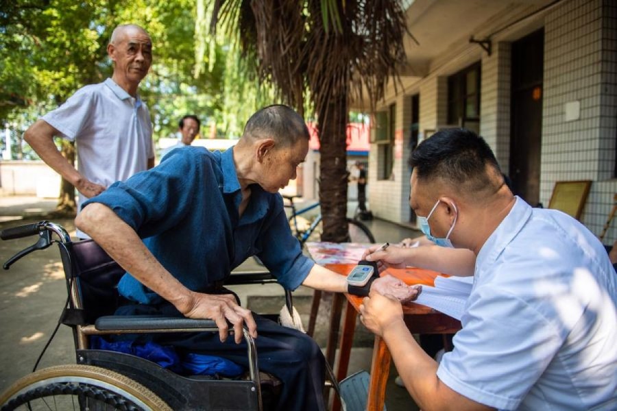 Asuransi Perawatan Jangka Panjang China: Cakup 180 Juta Orang pada 2024