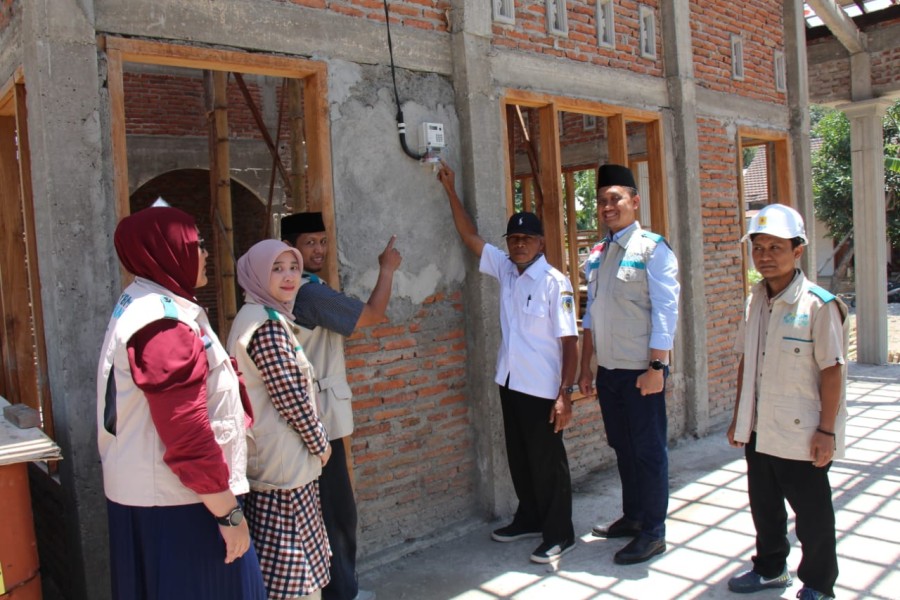 PLN Nyalakan Harapan di Kampung Jawamara, Sumba Timur: Sambung Listrik dan Salurkan Bantuan Sembako untuk Warga dan Musholla