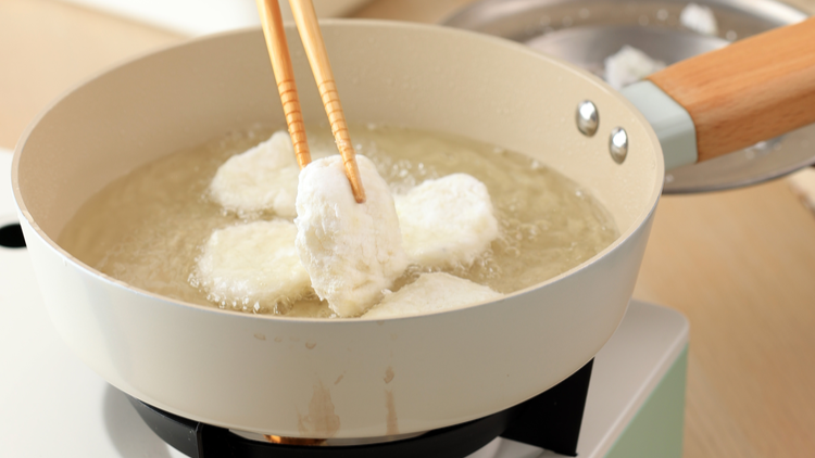 6 Cara Menggoreng Cireng Supaya Tidak Meledak Tetap Renyah dan Aman