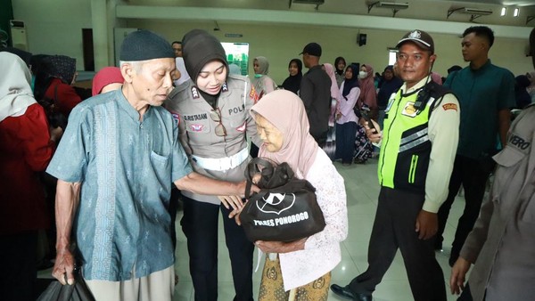 Polres Ponorogo Gelar Pasar Murah Ramadan: Warga Antusias Berburu Sembako Harga Terjangkau