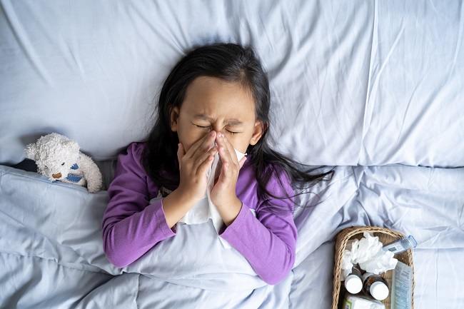 Cara Dokter Menyaran Atasi Demam, Flu, dan Batuk pada Anak