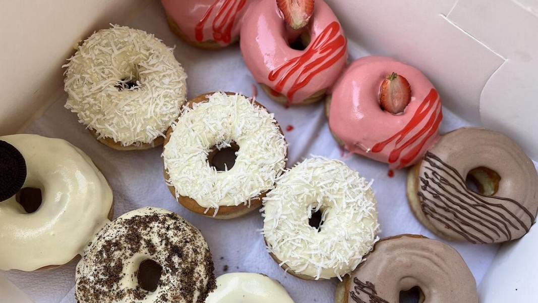 Resep Donat Glaze Lembut Anti Gagal dengan Topping Cokelat, Vanila, dan Stroberi Kekinian