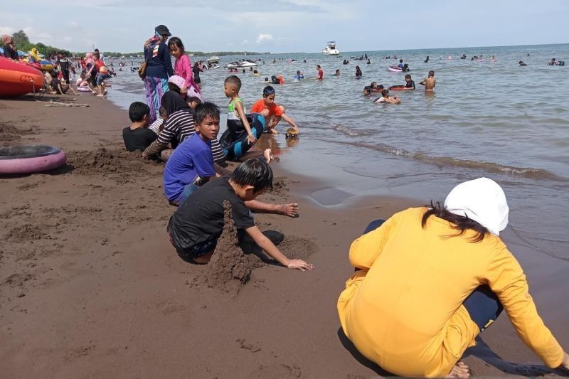 Libur Panjang Destinasi Wisata Pantai Makassar Dipadati Pengunjung