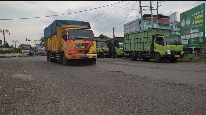 Para Sopir Truk Batubara Jadi 