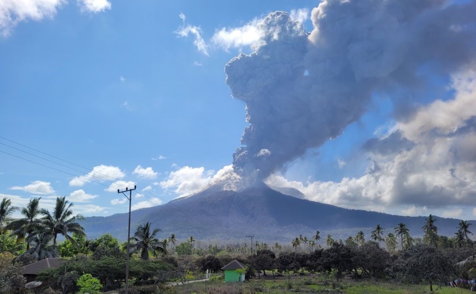 BMKG Imbau Warga Gunakan Masker Akibat Sebaran Abu Erupsi Gunung Lewotobi