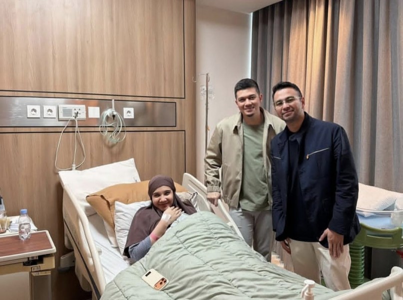 Momen Raffi Ahmad Jenguk Zaskia Sungkar Usai Kelahiran Buah Hati Kedua