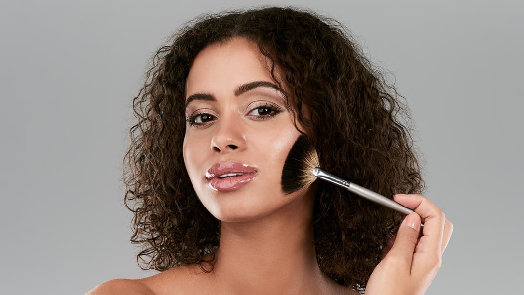 Cara Tepat Memilih Shade Highlighter Sesuai Warna Kulit agar Glow Natural Maksimal