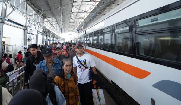 Libur Kenaikan Yesus Kristus, 174 Ribu Penumpang Naik KA di Daop 8 Surabaya: Kereta Api Tetap Jadi Primadona Masyarakat
