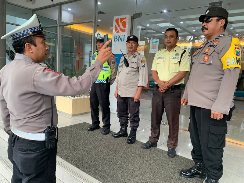 BNI Dapat Pengamanan Khusus adalah Polisi Lakukan Patroli Dialogis Cegah Kriminalitas di ATM Turen
