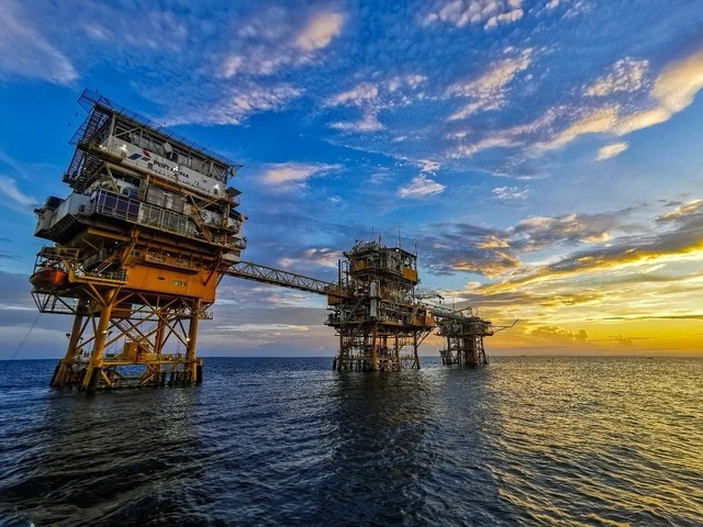 Harga Minyak Turun, CPO dan Timah Menguat