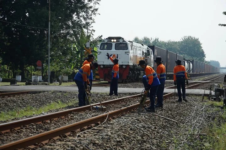 KAI Semarang Ganti Bantalan Rel Rusak Demi Keamanan Mudik Lebaran 2026