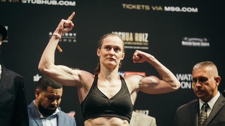 Duel Dunia: Delfine Hadapi Caroline dalam Pertarungan Rebut Gelar Super WBC