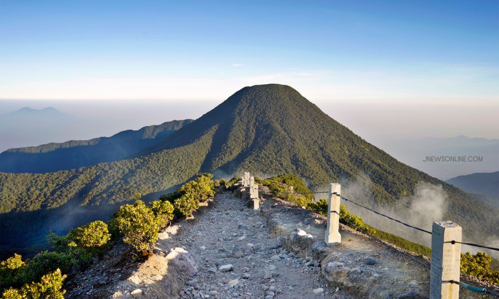Badan Geologi ESDM Tegaskan Gunung Gede Tidak Erupsi, Video yang Beredar adalah Hoaks