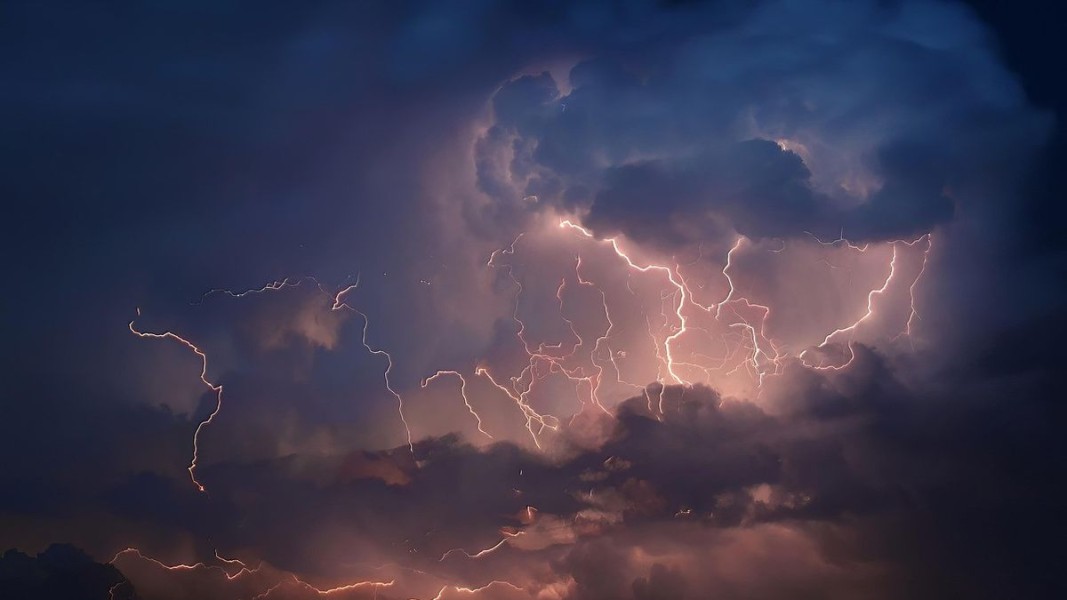 BMKG Peringatkan Warga Indonesia Waspada Hujan Lebat dan Cuaca Ekstrem Hari Ini