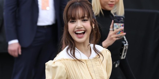 Gaya Lisa BLACKPINK Pamer Pusar Di Louis Vuitton Paris Fashion Week