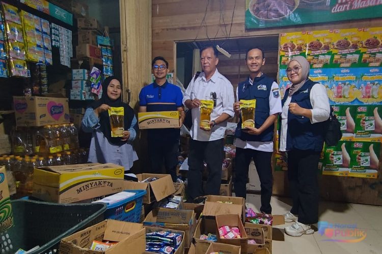 Disperindag HSS Salurkan Minyak Goreng Murah Kepada Pedagang Guna Menjaga Stabilitas Harga