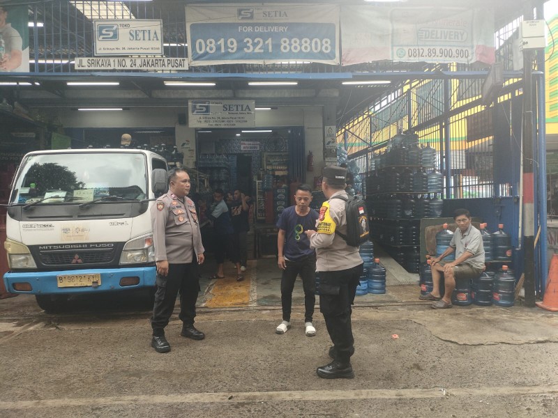 Kapolsubsektor Cut Mutia dan Bhabinkamtibmas Gondangdia Pastikan Ketersediaan Gas Elpiji 3 Kg di Jakarta Pusat Aman