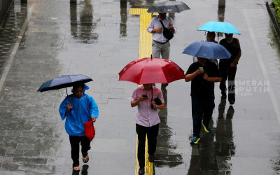 BMKG Prakirakan Hujan Merata 24 Februari Empat Kota Waspada Petir