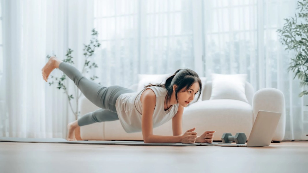 Cara Tetap Sehat dan Aktif dengan Olahraga di Rumah Saat Hujan