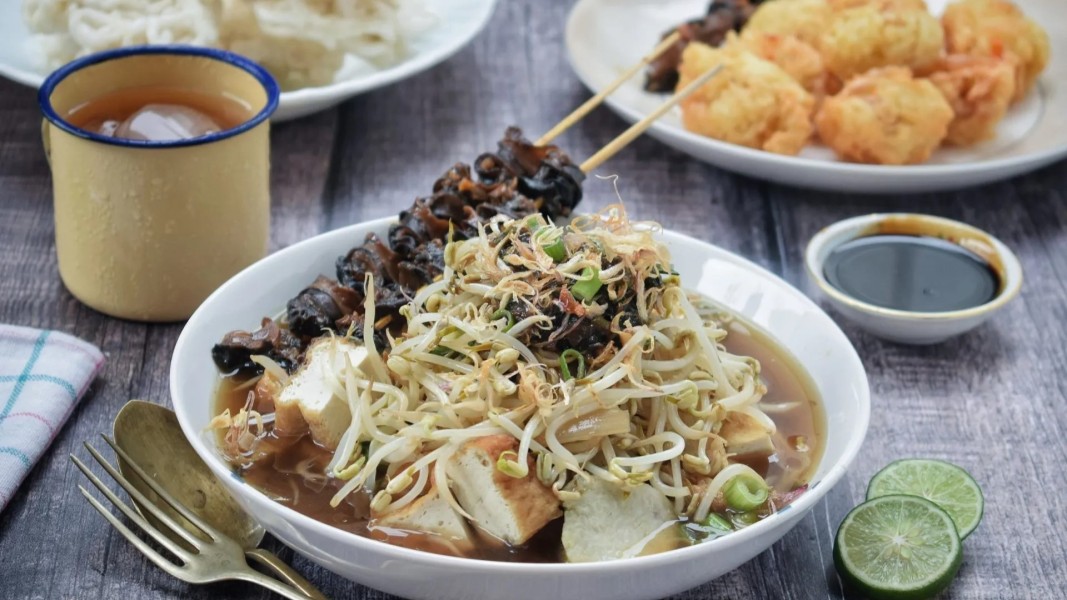 10 Tempat Lontong Balap Legendaris di Surabaya yang Wajib Dikunjungi 2025