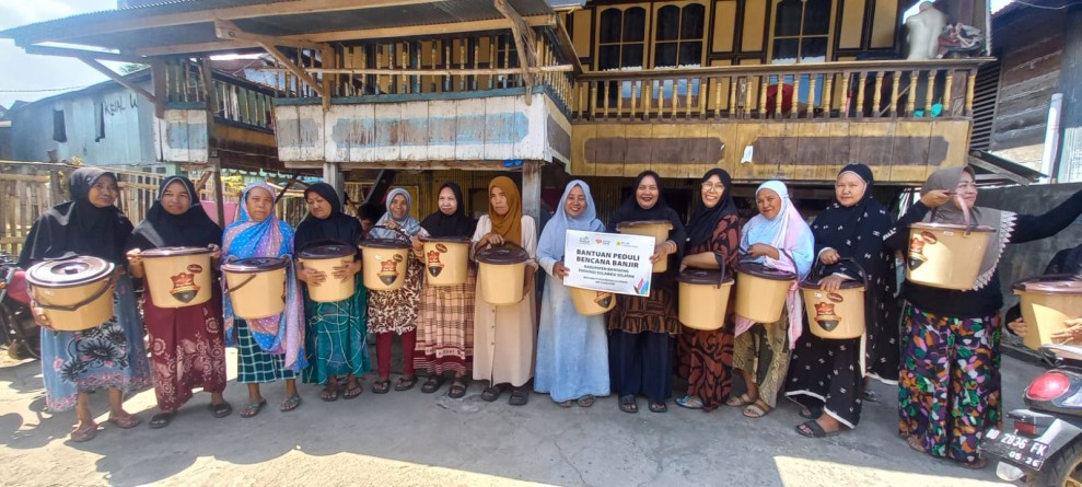 PLN Indonesia Power UBP Kamojang Bersama Rumah Zakat Salurkan Bantuan untuk Korban Banjir di Bantaeng