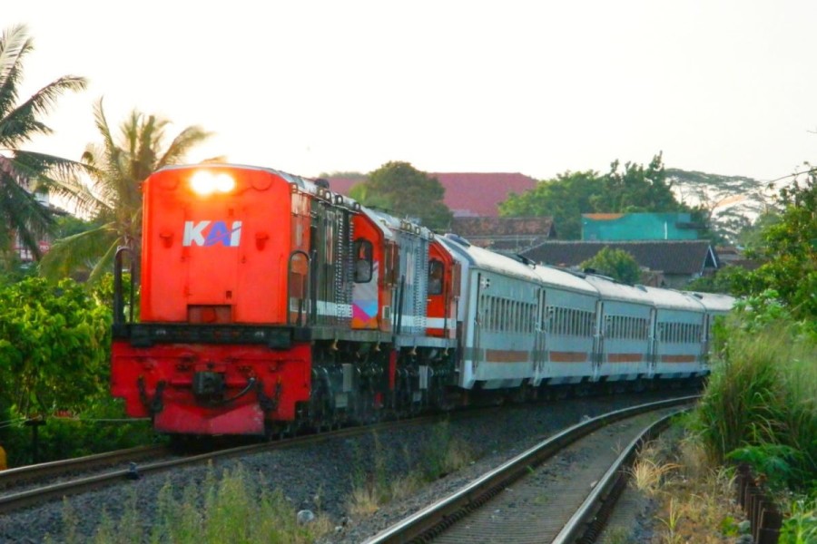 Penumpang Kereta Api di Divre IV Tanjung Karang Naik