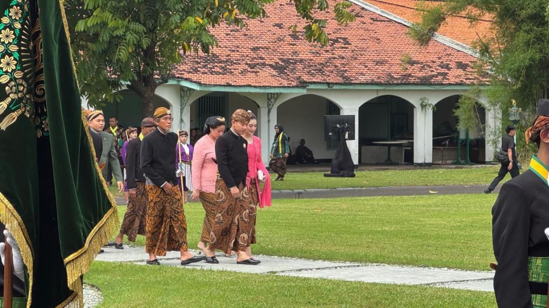 Gibran dan Selvi Hadiri Kenaikan Takhta Mangkunegara X