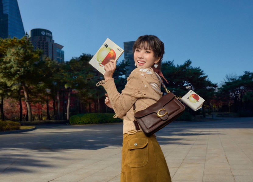 Gaya Fashion Gen Z Hadirkan Buku Mini sebagai Aksesori Tas Unik