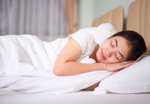 10 Kebiasaan Sebelum Tidur yang Harus Dihindari Agar Tidur Lebih Nyenyak