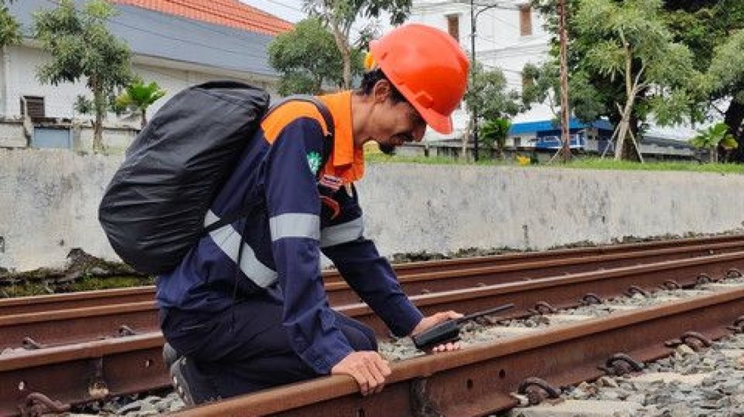 Perjuangan Rahmat Sang Penjaga Rel Kereta Api Berjalan Belasan Kilometer 2026