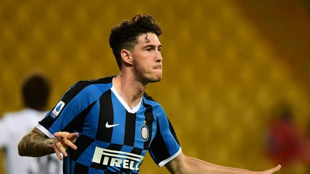 Barcelona Incar Bek Tengah Andalan Inter Milan Untuk Perkuat Lini Pertahanan