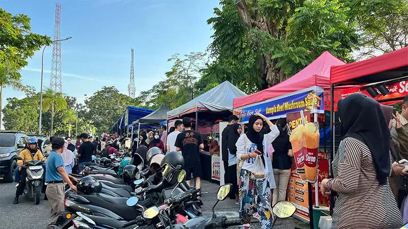 Pasar Ramadan WR Supratman Pekanbaru Jadi Pusat Perburuan Takjil Paling Populer