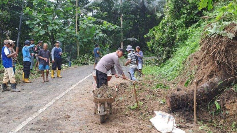 Logistik Penyaluran Bantuan di Ciamis Akibat Kerusakan Parah oleh Pohon Jati Tumbang: Peran BPBD dalam Distribusi Bantuan