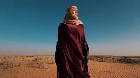 Gaya Modest Agnez Mo Berbalut Abaya Elegan Saat Menjelajah Gurun Dubai