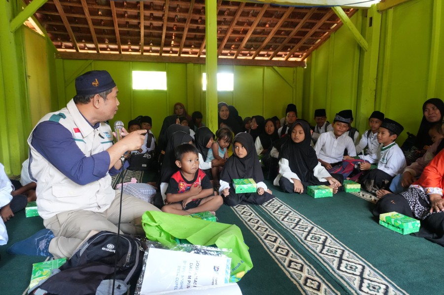 PLN UP2B Jamali bersama Yayasan Baitul Maal hadirkan solusi penerangan untuk musholla dan TPQ yang sebelumnya tanpa akses listrik