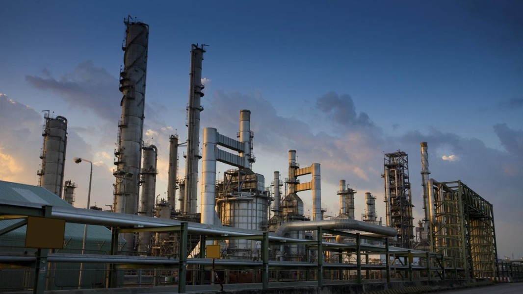 Harga Minyak Dunia Naik 2 Persen Usai Serangan Depot Rusia