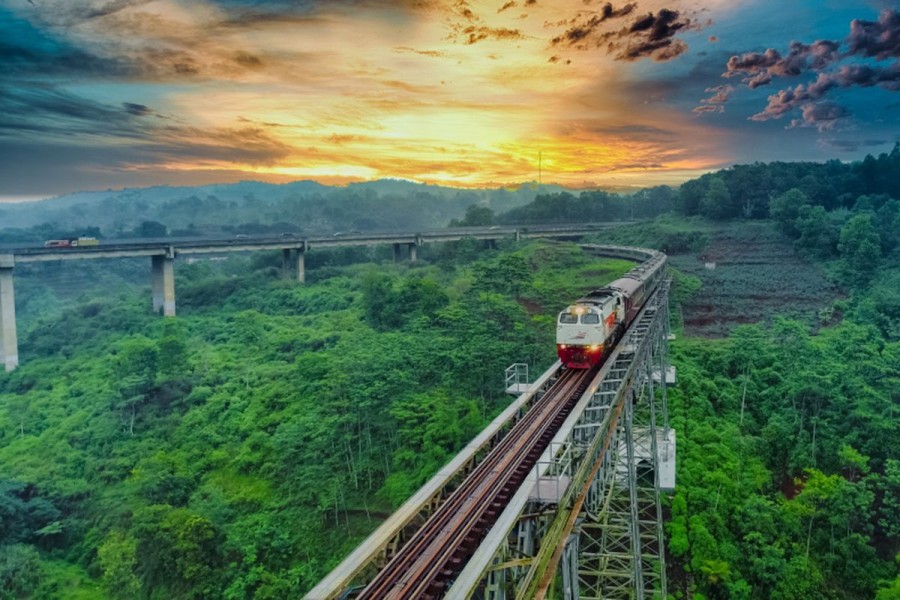 Tujuh Jalur Kereta Api Indonesia Sajikan Keindahan Alam Menakjubkan